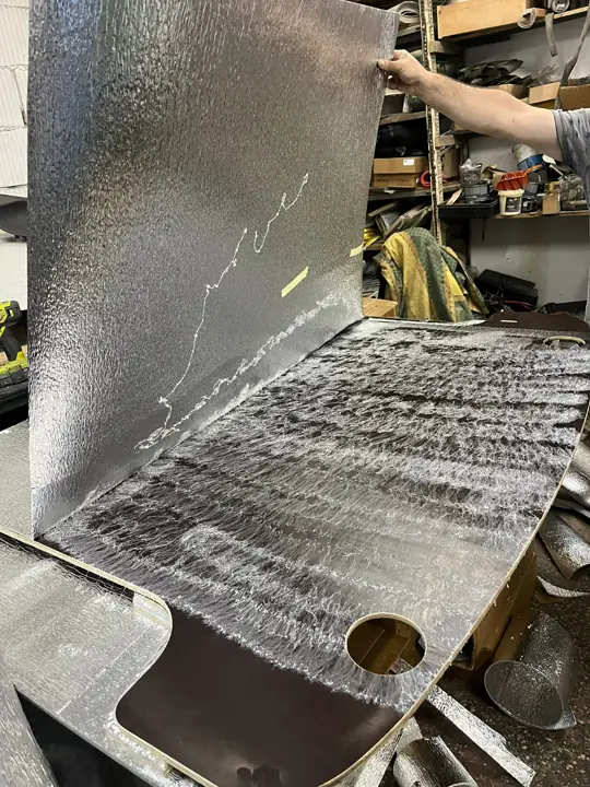 Docinanie maty izolacyjnej z folią aluminiową