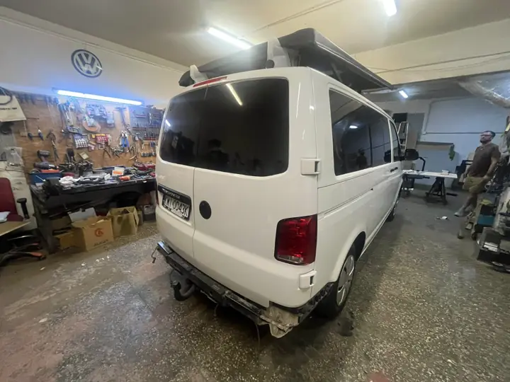 Biały VW T6 w warsztacie przed zabudową
