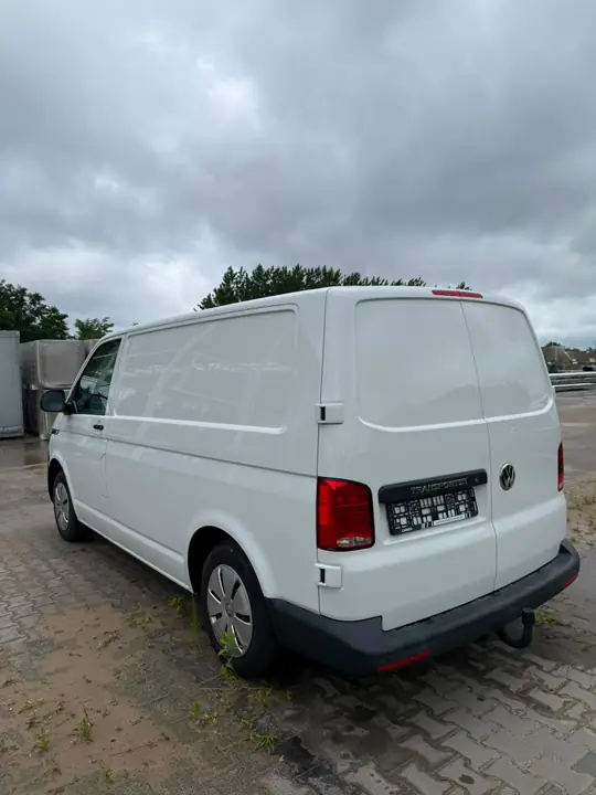 Biały VW T6 przed przebudową na kampera