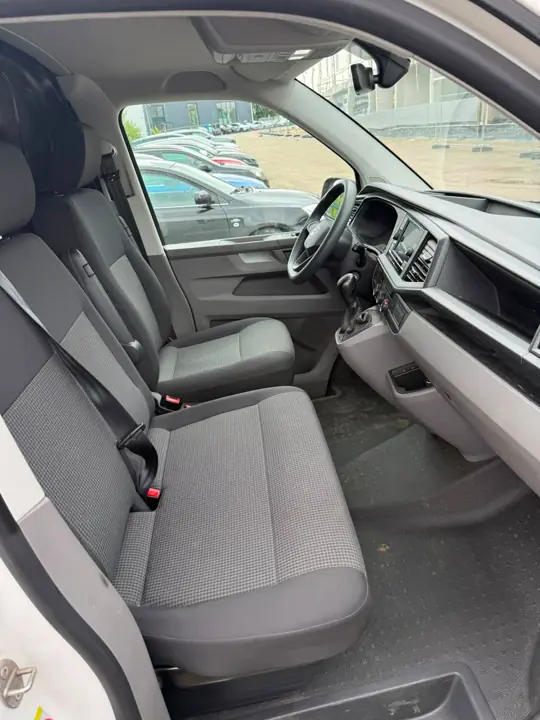 Kabina VW T6 przed montażem obrotowych foteli