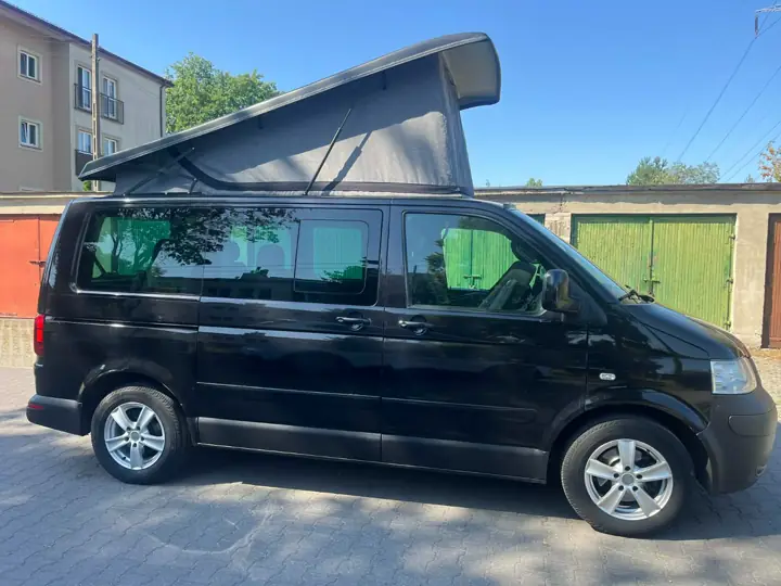 Czarny VW T5 z rozłożonym dachem podnoszonym