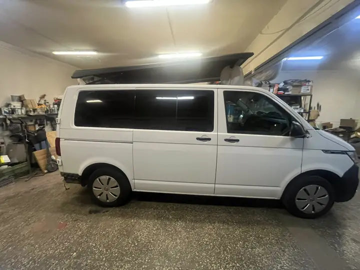 Biały VW T6 z boku po montażu dachu podnoszonego