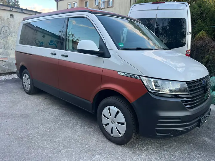 VW T6.1 w dwukolorowym, biało-czerwonym lakierze