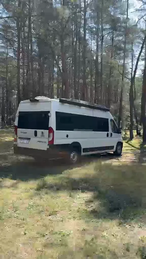 Film: duży van z drewnianym sufitem, łóżkiem na antresoli i panelem sterowania instalacjami