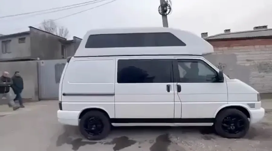Film: VW T4 z wysokim dachem i pikowaną tapicerką we wnętrzu