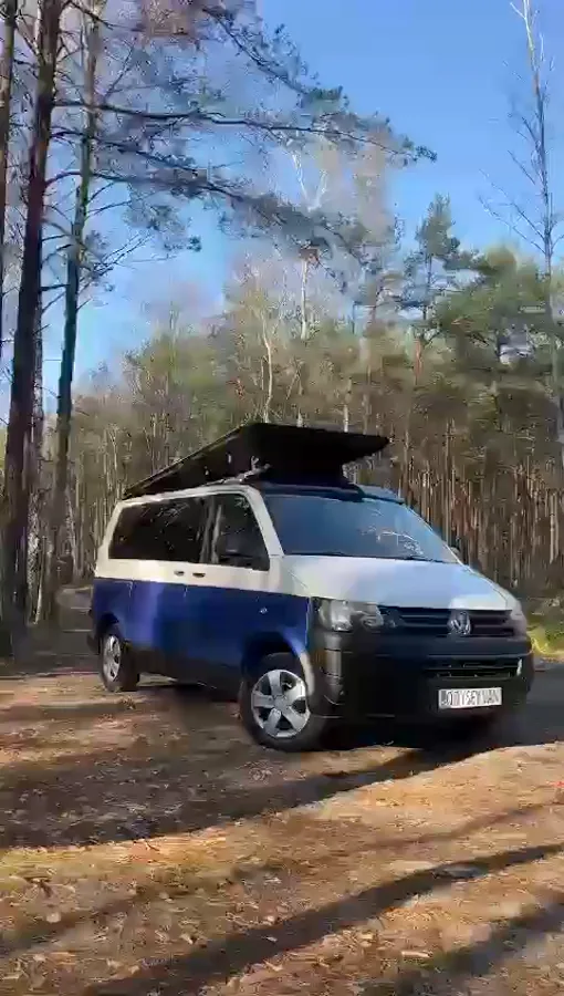 Film: VW T5 z dachem podnoszonym – białe meble i panel instalacji