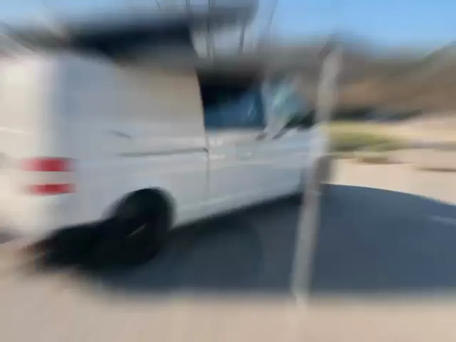 Film: VW T5 z turkusową tapicerką i drewnianą zabudową
