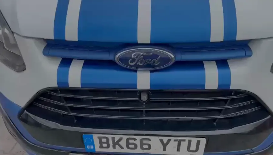 Film: VW T6 z dachem podnoszonym i niebieską tapicerką
