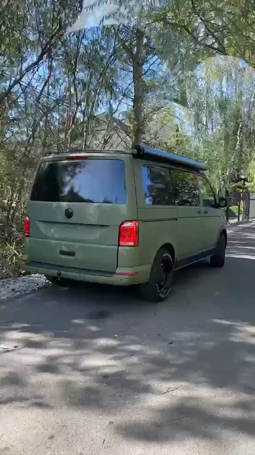 Film: prezentacja zabudowy z drewnianym blatem, zlewem i stolikiem